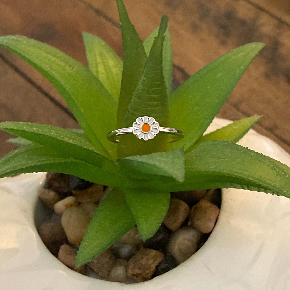 PURA VIDA RETIRED DAISY RING | SILVER